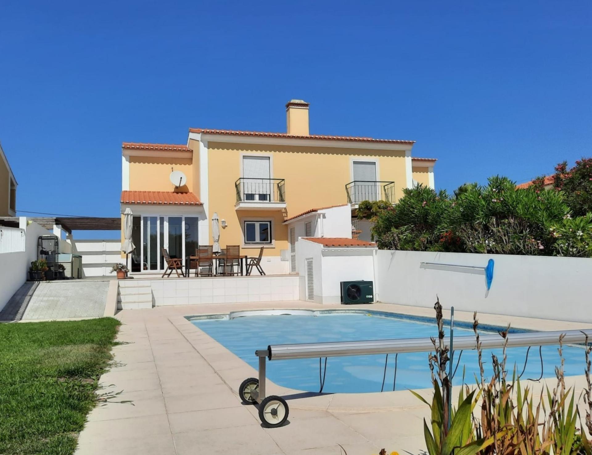 MORADIA T3 COM PISCINA EM CONDOMINIO FECHADO - ALFEIZERÃO