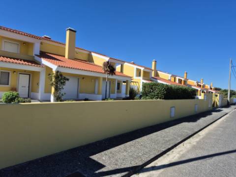 MORADIA T3 COM PISCINA EM CONDOMINIO FECHADO - ALFEIZERÃO