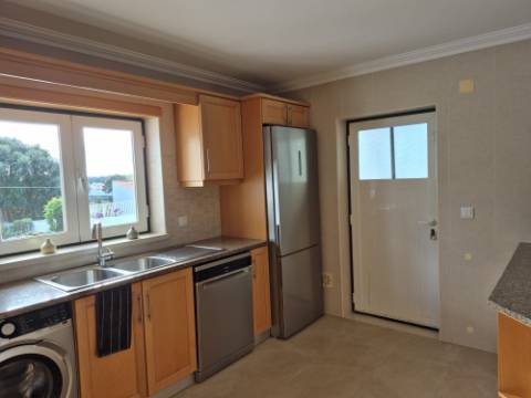 MORADIA T3 COM PISCINA EM CONDOMINIO FECHADO - ALFEIZERÃO