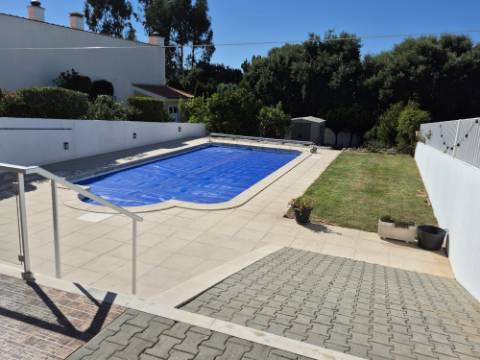 MORADIA T3 COM PISCINA EM CONDOMINIO FECHADO - ALFEIZERÃO