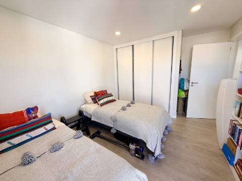 APARTAMENTO T2 COM PISCINA NA COBERTURA EM S. MARTINHO DO PORTO