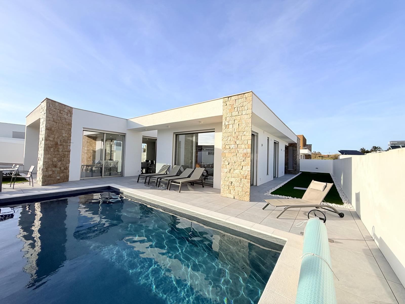 MORADIA CONTEMPORÂNEA TÉRREA T3 COM PISCINA AQUECIDA NA SERRA DO BOURO