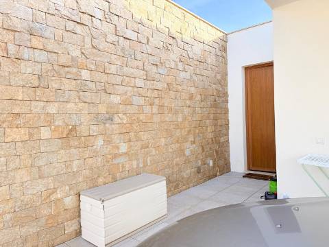 MORADIA CONTEMPORÂNEA TÉRREA T3 COM PISCINA AQUECIDA NA SERRA DO BOURO