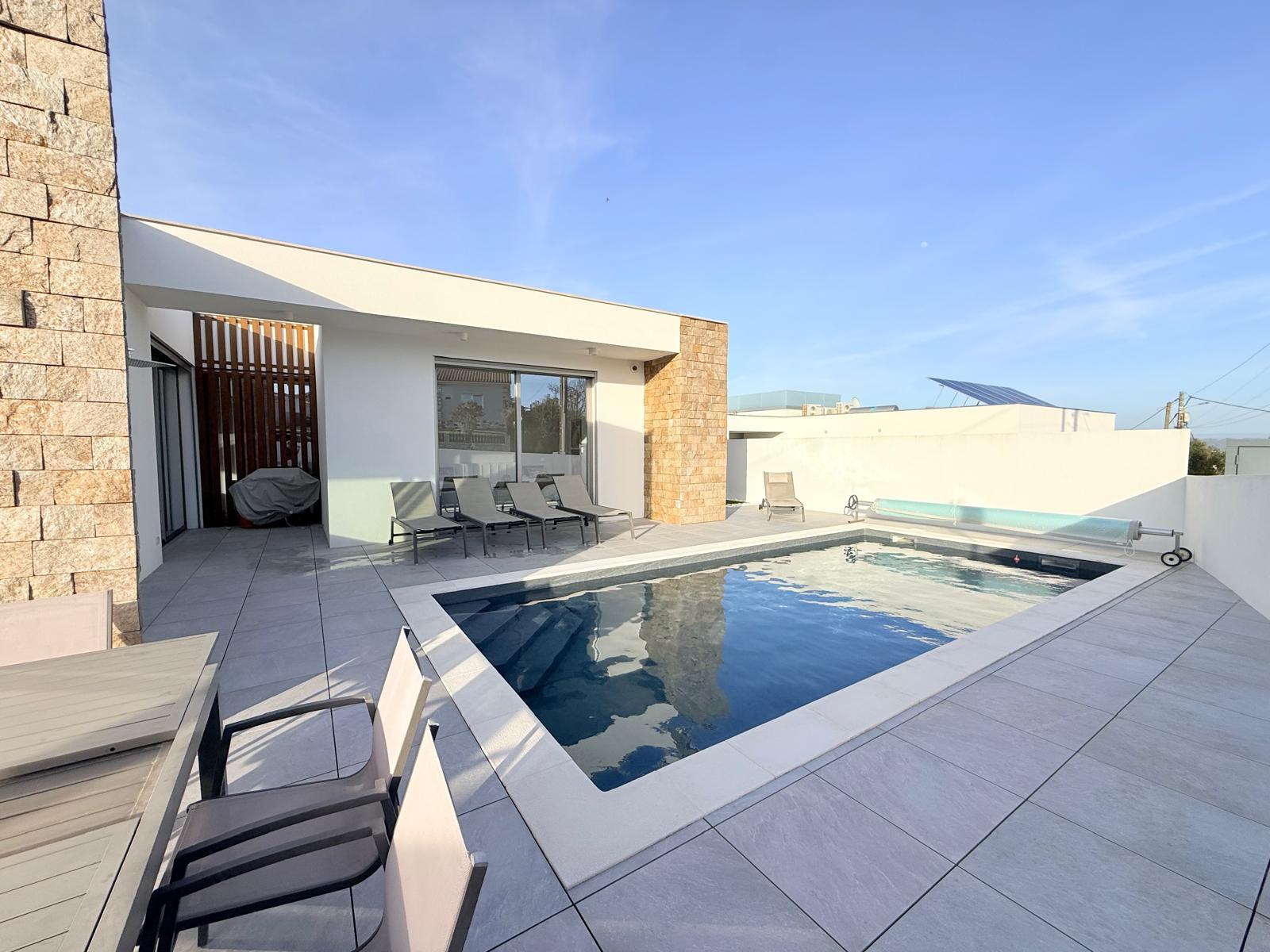 MORADIA CONTEMPORÂNEA TÉRREA T3 COM PISCINA AQUECIDA NA SERRA DO BOURO