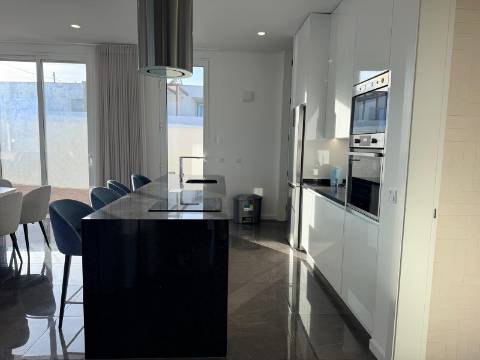 MORADIA CONTEMPORÂNEA TÉRREA T3 COM PISCINA AQUECIDA NA SERRA DO BOURO