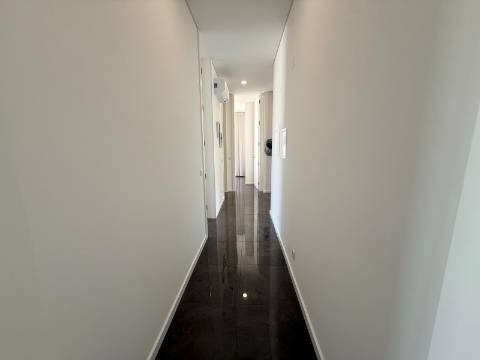 MORADIA CONTEMPORÂNEA TÉRREA T3 COM PISCINA AQUECIDA NA SERRA DO BOURO