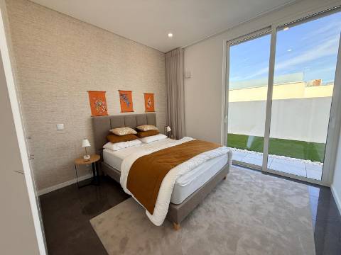 MORADIA CONTEMPORÂNEA TÉRREA T3 COM PISCINA AQUECIDA NA SERRA DO BOURO