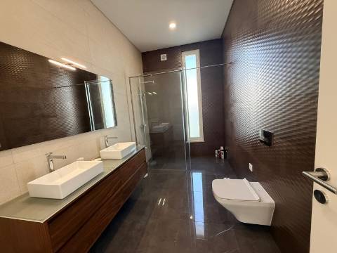 MORADIA CONTEMPORÂNEA TÉRREA T3 COM PISCINA AQUECIDA NA SERRA DO BOURO