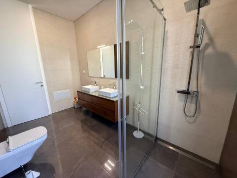 MORADIA CONTEMPORÂNEA TÉRREA T3 COM PISCINA AQUECIDA NA SERRA DO BOURO