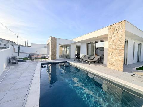 MORADIA CONTEMPORÂNEA TÉRREA T3 COM PISCINA AQUECIDA NA SERRA DO BOURO