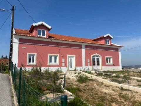 MORADIA T2 GEMINADA TOTALMENTE REMODELADA EM PAINHO - CADAVAL