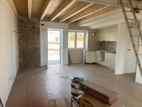 MORADIA T2 GEMINADA TOTALMENTE REMODELADA EM PAINHO - CADAVAL