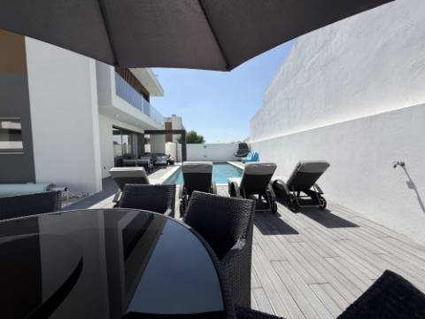 
MORADIA DE LUXO COM PISCINA EM SALIR DO PORTO
