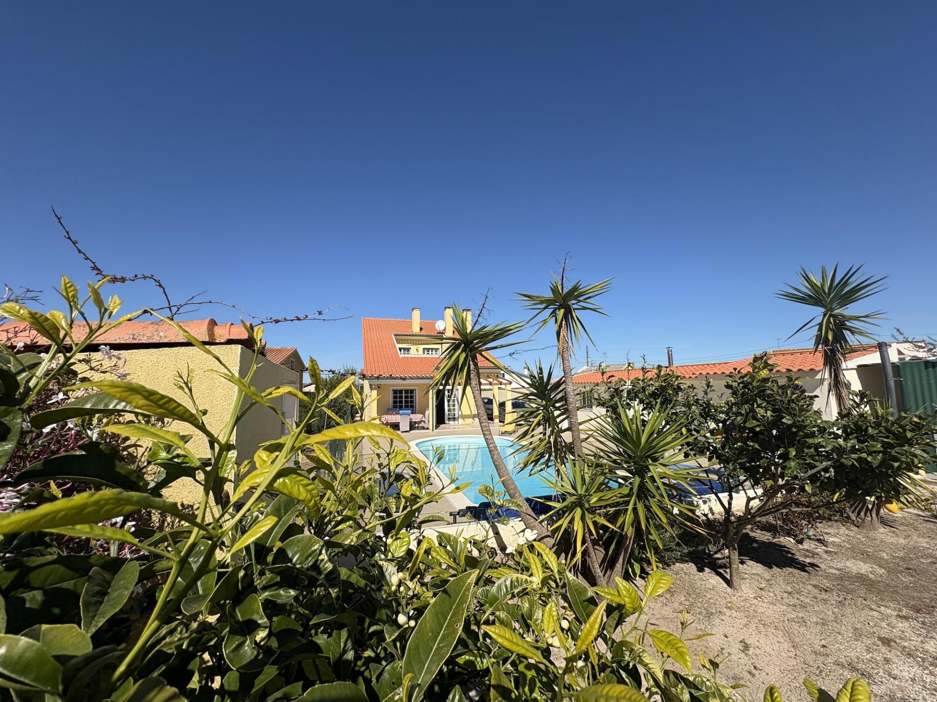 MORADIA DE ARQUITETURA TRADICIONAL PORTUGUESA COM PISCINA PRIVADA - PRÓXIMA DE SÃO MARTINHO DO PORTO