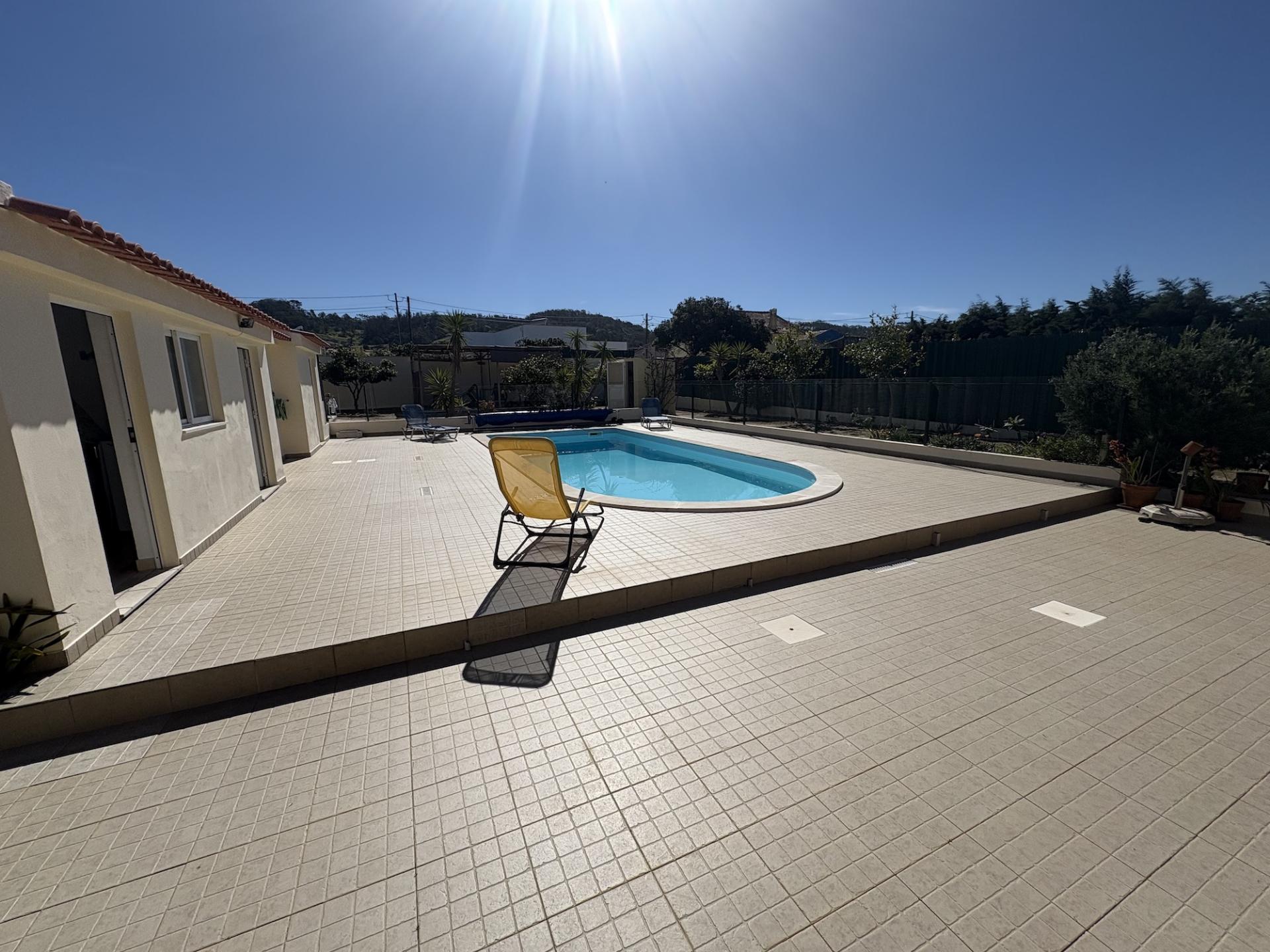 MORADIA DE ARQUITETURA TRADICIONAL PORTUGUESA COM PISCINA PRIVADA - PRÓXIMA DE SÃO MARTINHO DO PORTO