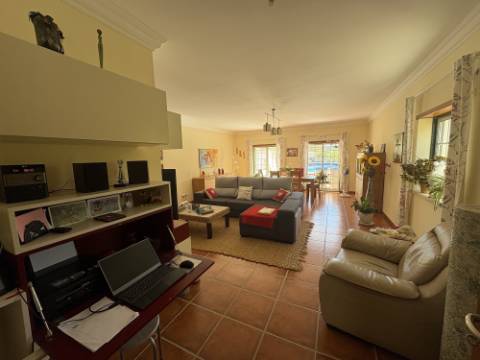 MORADIA DE ARQUITETURA TRADICIONAL PORTUGUESA COM PISCINA PRIVADA - PRÓXIMA DE SÃO MARTINHO DO PORTO