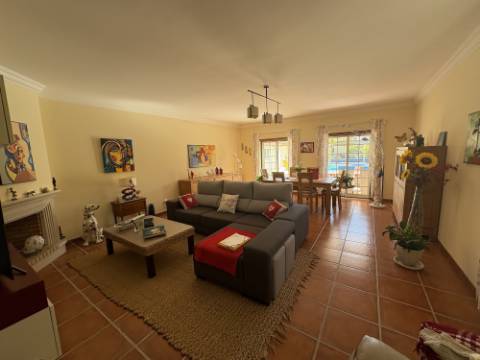 MORADIA DE ARQUITETURA TRADICIONAL PORTUGUESA COM PISCINA PRIVADA - PRÓXIMA DE SÃO MARTINHO DO PORTO