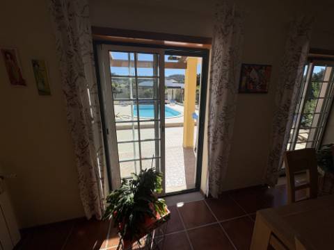 MORADIA DE ARQUITETURA TRADICIONAL PORTUGUESA COM PISCINA PRIVADA - PRÓXIMA DE SÃO MARTINHO DO PORTO