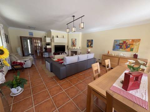 MORADIA DE ARQUITETURA TRADICIONAL PORTUGUESA COM PISCINA PRIVADA - PRÓXIMA DE SÃO MARTINHO DO PORTO