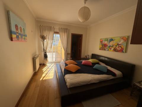 MORADIA DE ARQUITETURA TRADICIONAL PORTUGUESA COM PISCINA PRIVADA - PRÓXIMA DE SÃO MARTINHO DO PORTO