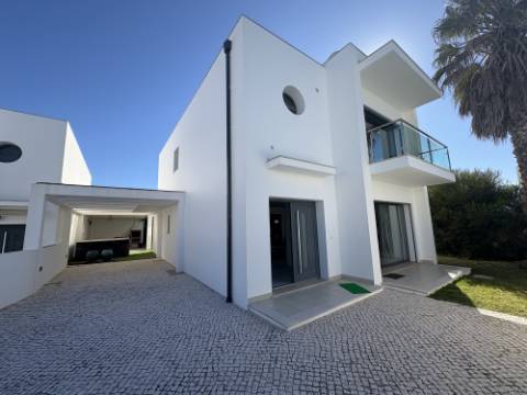 MORADIA EXCLUSIVA COM PISCINA - A POUCOS PASSOS DA PRAIA DE SALIR DO PORTO