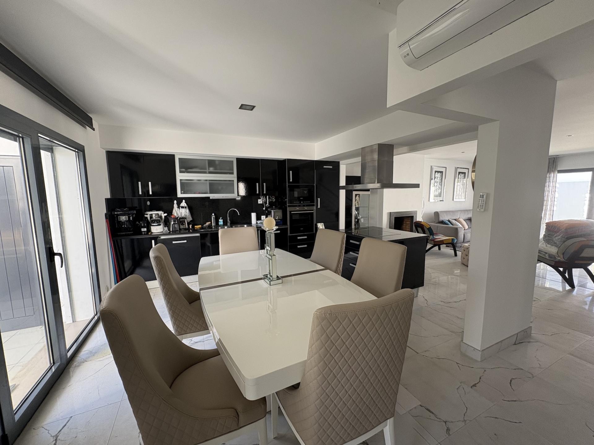 MORADIA EXCLUSIVA COM PISCINA - A POUCOS PASSOS DA PRAIA DE SALIR DO PORTO