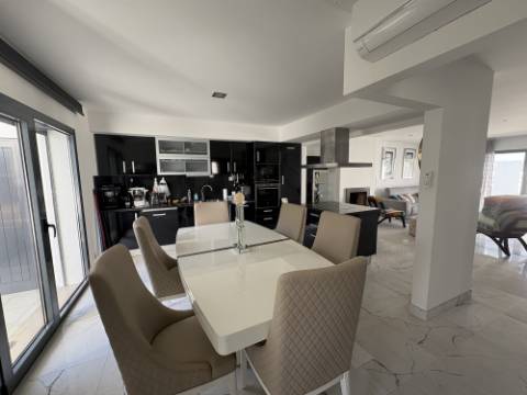 MORADIA EXCLUSIVA COM PISCINA - A POUCOS PASSOS DA PRAIA DE SALIR DO PORTO