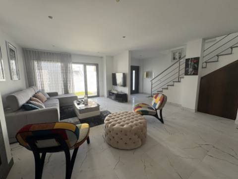 MORADIA EXCLUSIVA COM PISCINA - A POUCOS PASSOS DA PRAIA DE SALIR DO PORTO