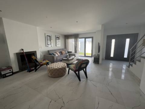 MORADIA EXCLUSIVA COM PISCINA - A POUCOS PASSOS DA PRAIA DE SALIR DO PORTO