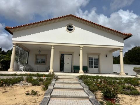 MORADIA TEA ISOLADA DE ARQUITETURA TRADICIONAL PORTUGUESA - FANHAIS, NAZARÉ