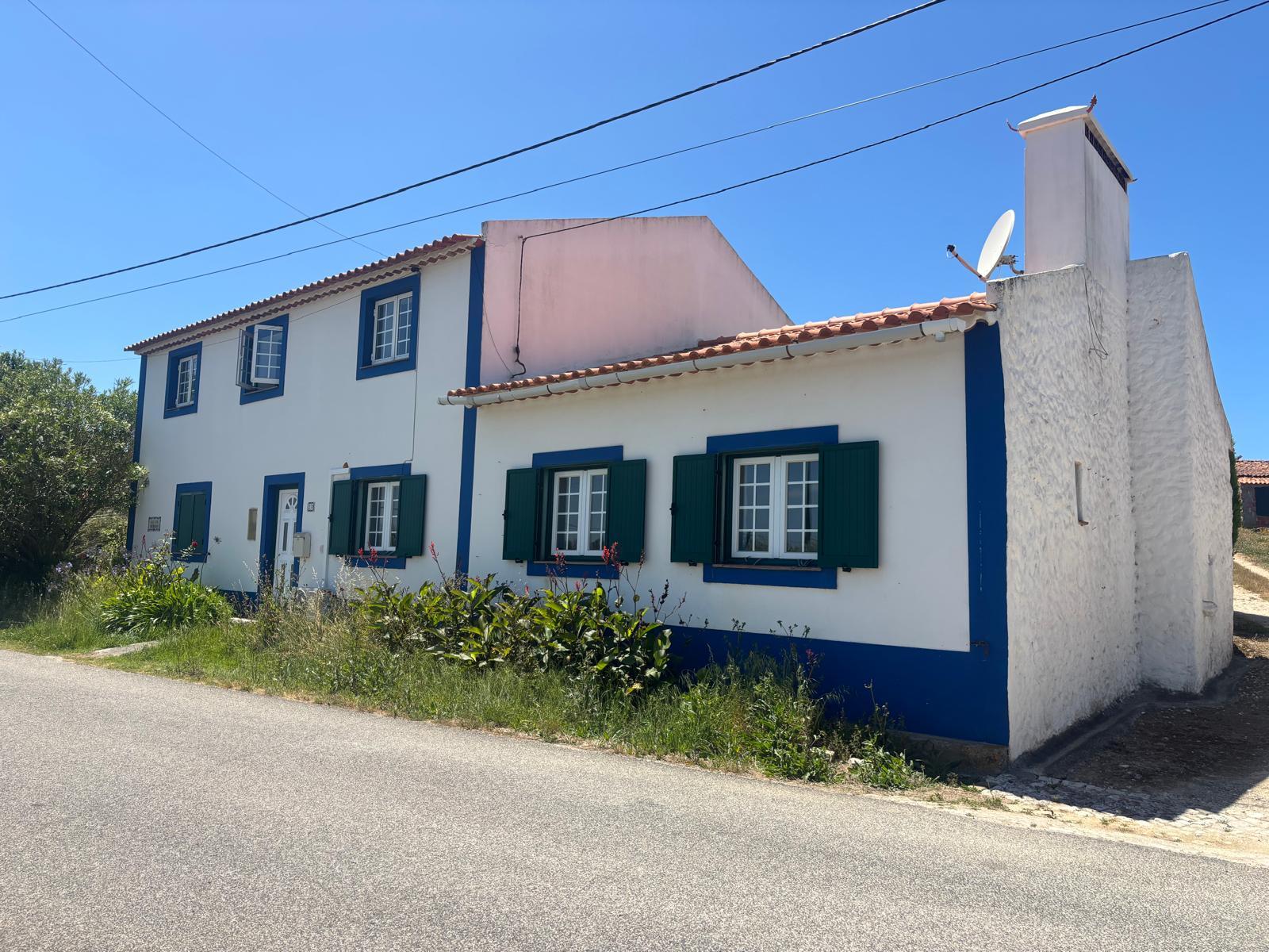 MORADIA RENOVADA DE 5 QUARTOS, PISCINA E JARDIM
