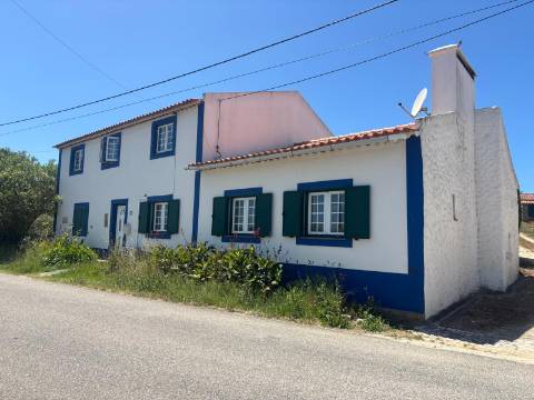 MORADIA RENOVADA DE 5 QUARTOS, PISCINA E JARDIM