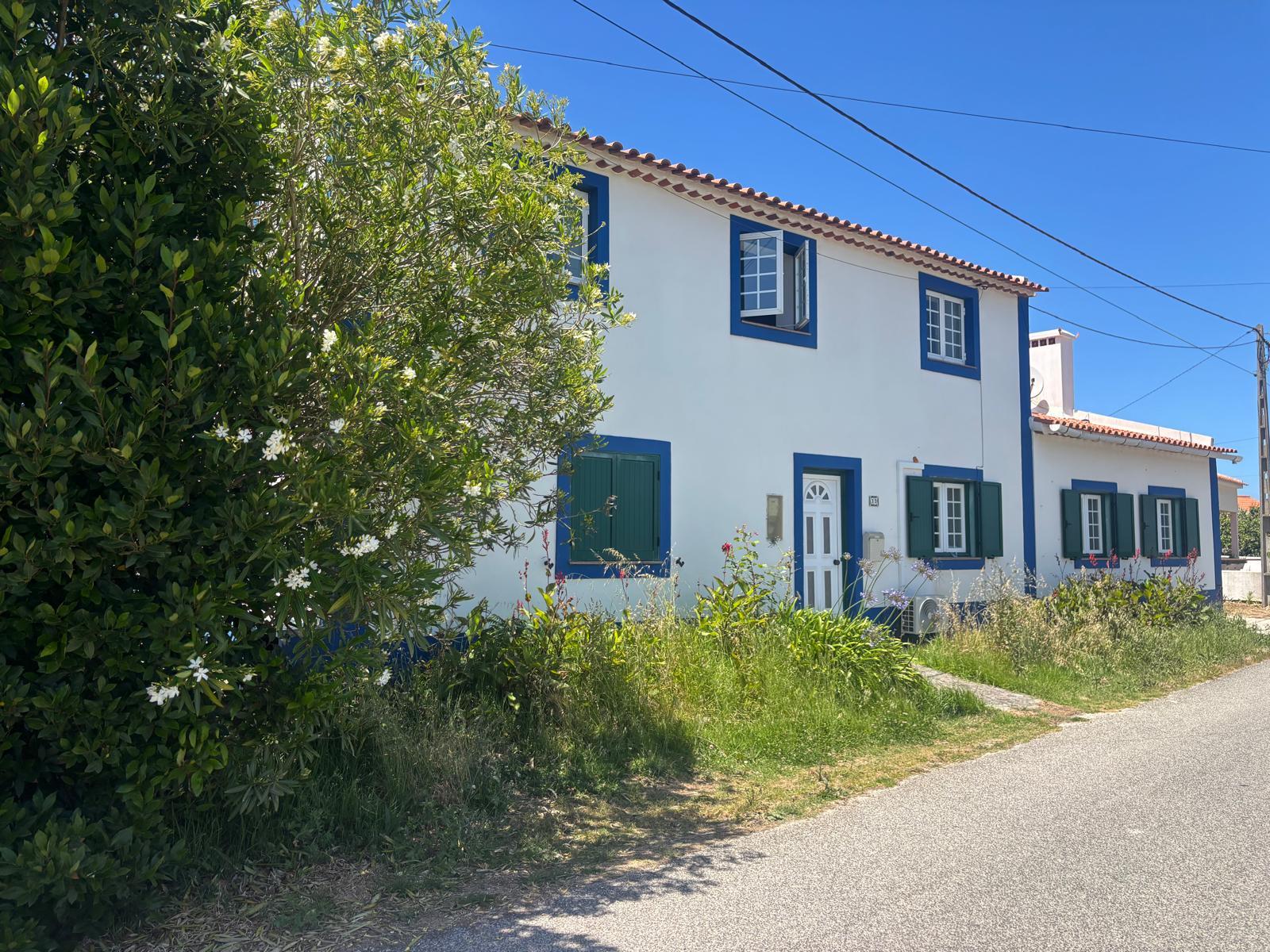 MORADIA RENOVADA DE 5 QUARTOS, PISCINA E JARDIM