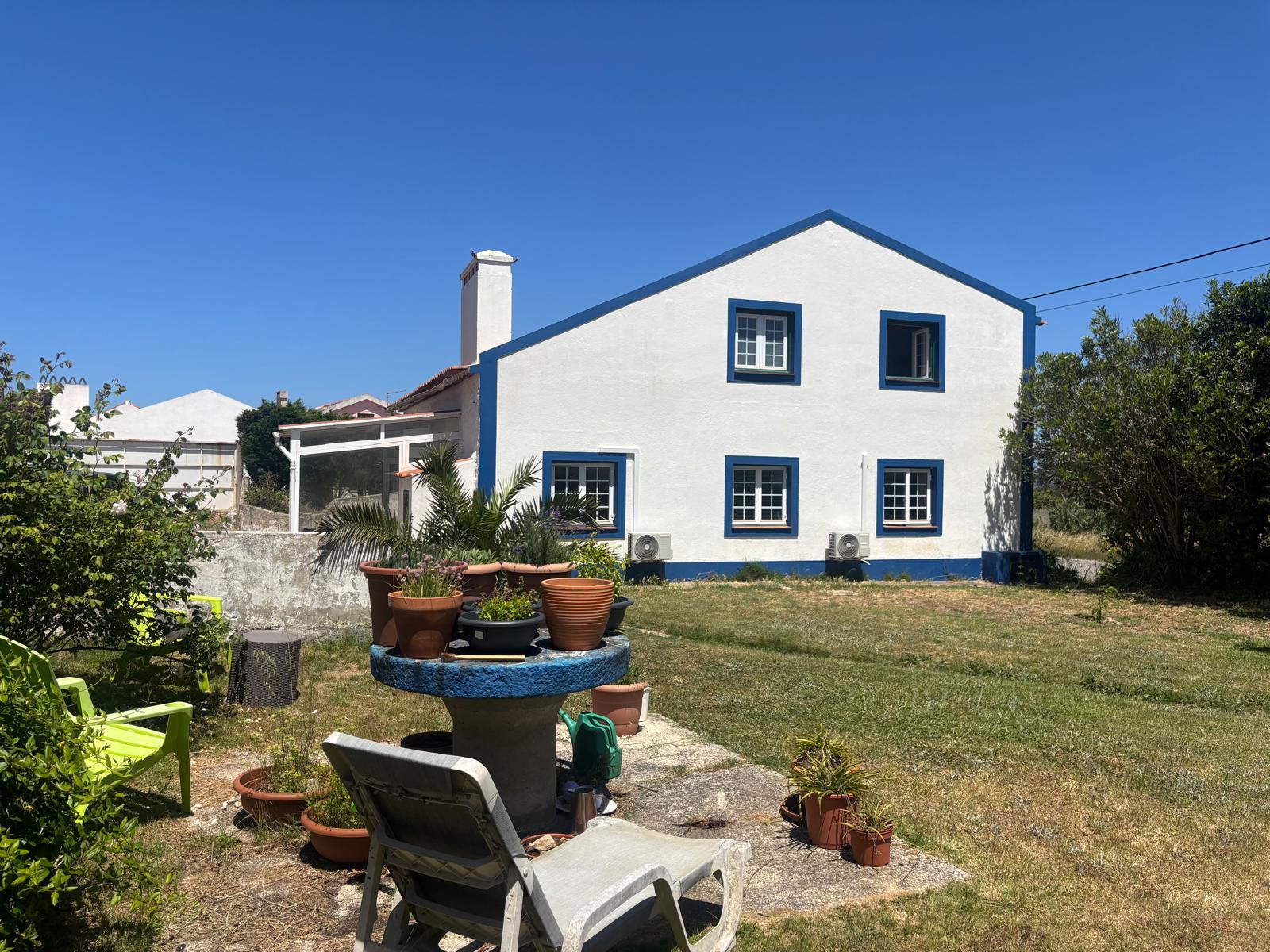 MORADIA RENOVADA DE 5 QUARTOS, PISCINA E JARDIM