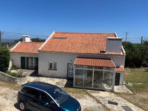 MORADIA RENOVADA DE 5 QUARTOS, PISCINA E JARDIM