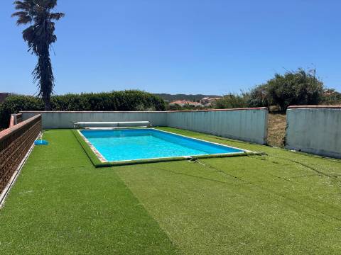 MORADIA RENOVADA DE 5 QUARTOS, PISCINA E JARDIM