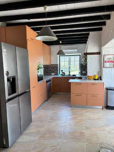 MORADIA RENOVADA DE 5 QUARTOS, PISCINA E JARDIM