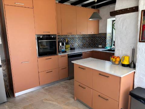 MORADIA RENOVADA DE 5 QUARTOS, PISCINA E JARDIM