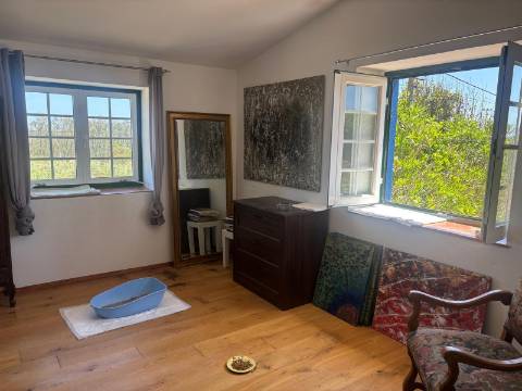 MORADIA RENOVADA DE 5 QUARTOS, PISCINA E JARDIM