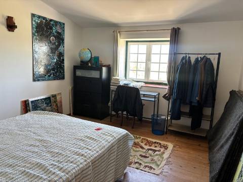 MORADIA RENOVADA DE 5 QUARTOS, PISCINA E JARDIM