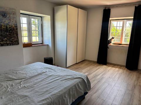 MORADIA RENOVADA DE 5 QUARTOS, PISCINA E JARDIM