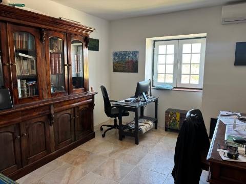 MORADIA RENOVADA DE 5 QUARTOS, PISCINA E JARDIM