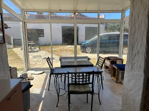 MORADIA RENOVADA DE 5 QUARTOS, PISCINA E JARDIM