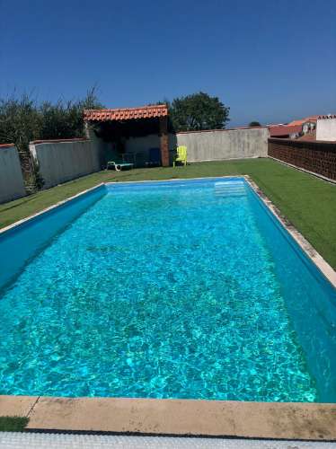 MORADIA RENOVADA DE 5 QUARTOS, PISCINA E JARDIM