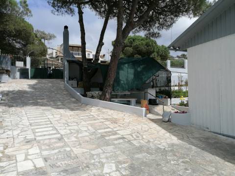 3 Terrenos na Courela do Pinhal com uma moradia terrea T2