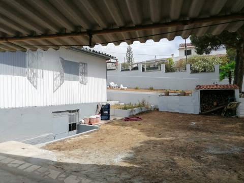 3 Terrenos na Courela do Pinhal com uma moradia terrea T2