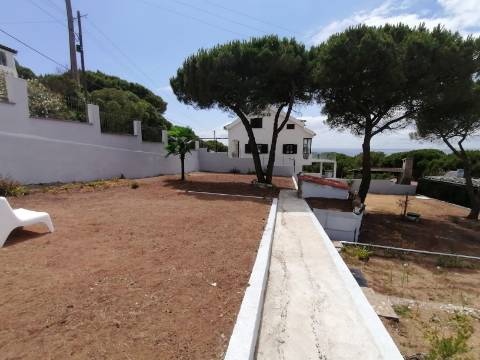 3 Terrenos na Courela do Pinhal com uma moradia terrea T2