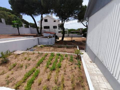 3 Terrenos na Courela do Pinhal com uma moradia terrea T2