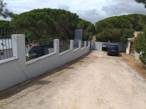 3 Terrenos na Courela do Pinhal com uma moradia terrea T2