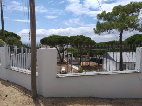 3 Terrenos na Courela do Pinhal com uma moradia terrea T2